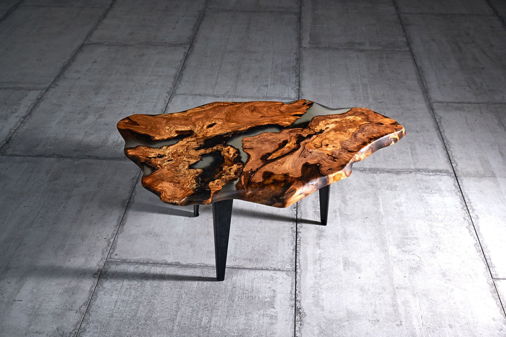 Table basse en résine époxy en bois d'olivier