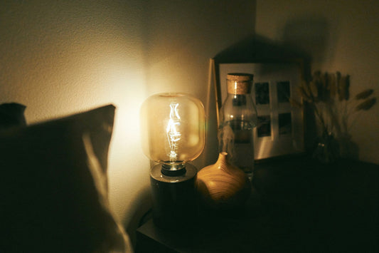 Ein Hauch von Eleganz: Nachttischlampen aus Glas für anspruchsvolle Schlafräume - Leuchtnatur