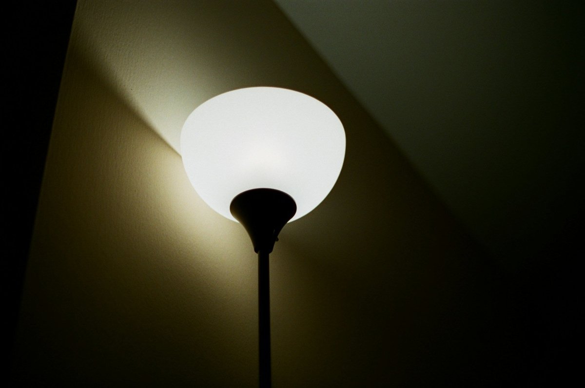 Schwarze Stehlampe Wohnzimmer: Funktionalität trifft Design - Leuchtnatur