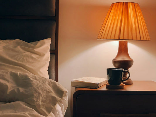 Warmes Ambiente: Holz Nachttischlampen für eine entspannende Schlafzimmerbeleuchtung - Leuchtnatur