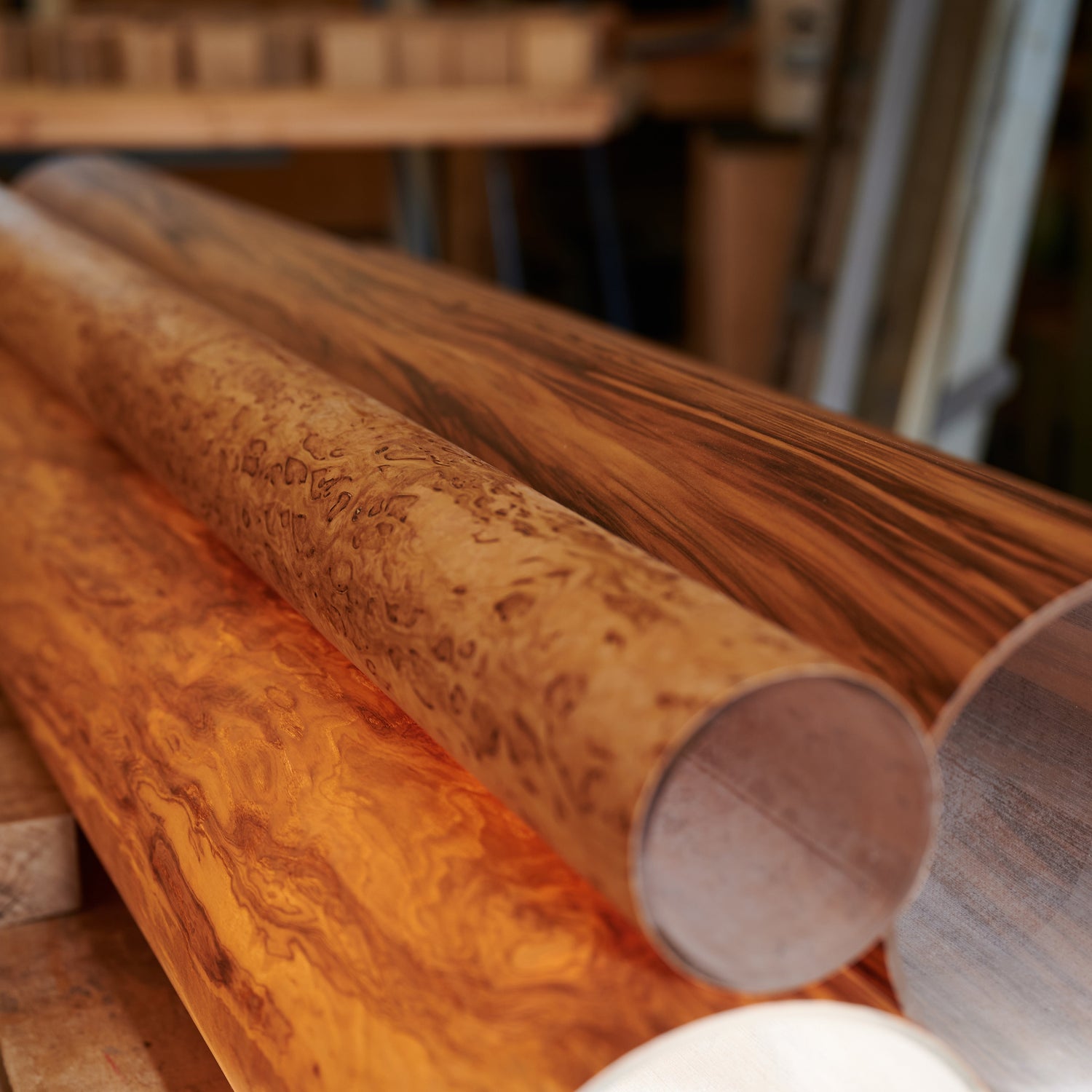 Handgefertigte Lampen aus Holz und natürlichen Materialien