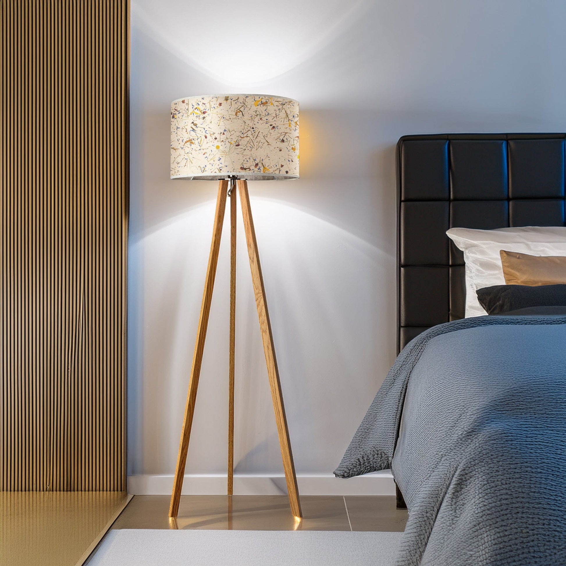 LeuchtNatur Dreibeinstehleuchte Ligno Stehlampe Almwiese light