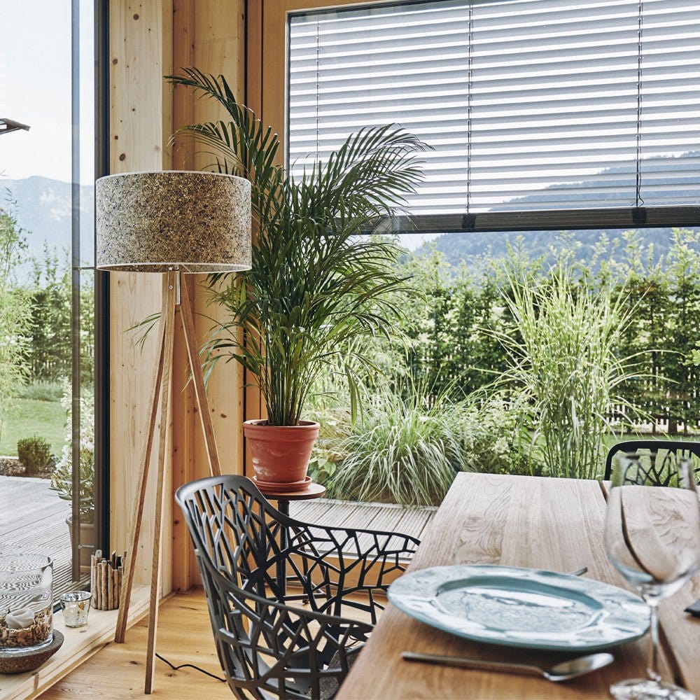 Leuchtnatur bietet Premiumleuchten aus Holz, Stein und Loden. Die Kollektion umfasst Steh-, Wand-, Tisch-, Pendel- und Deckenleuchten mit nachhaltiger Qualität.